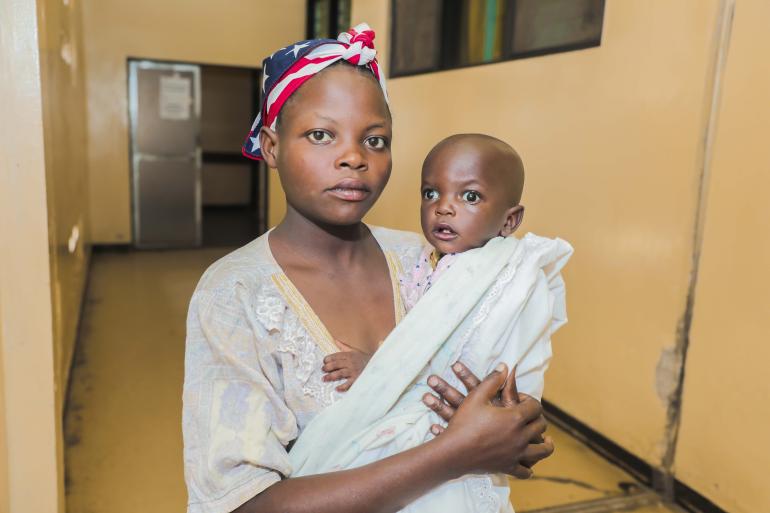 Jojo and her mother Adidja arriving at the Eye Hospital in Burundi